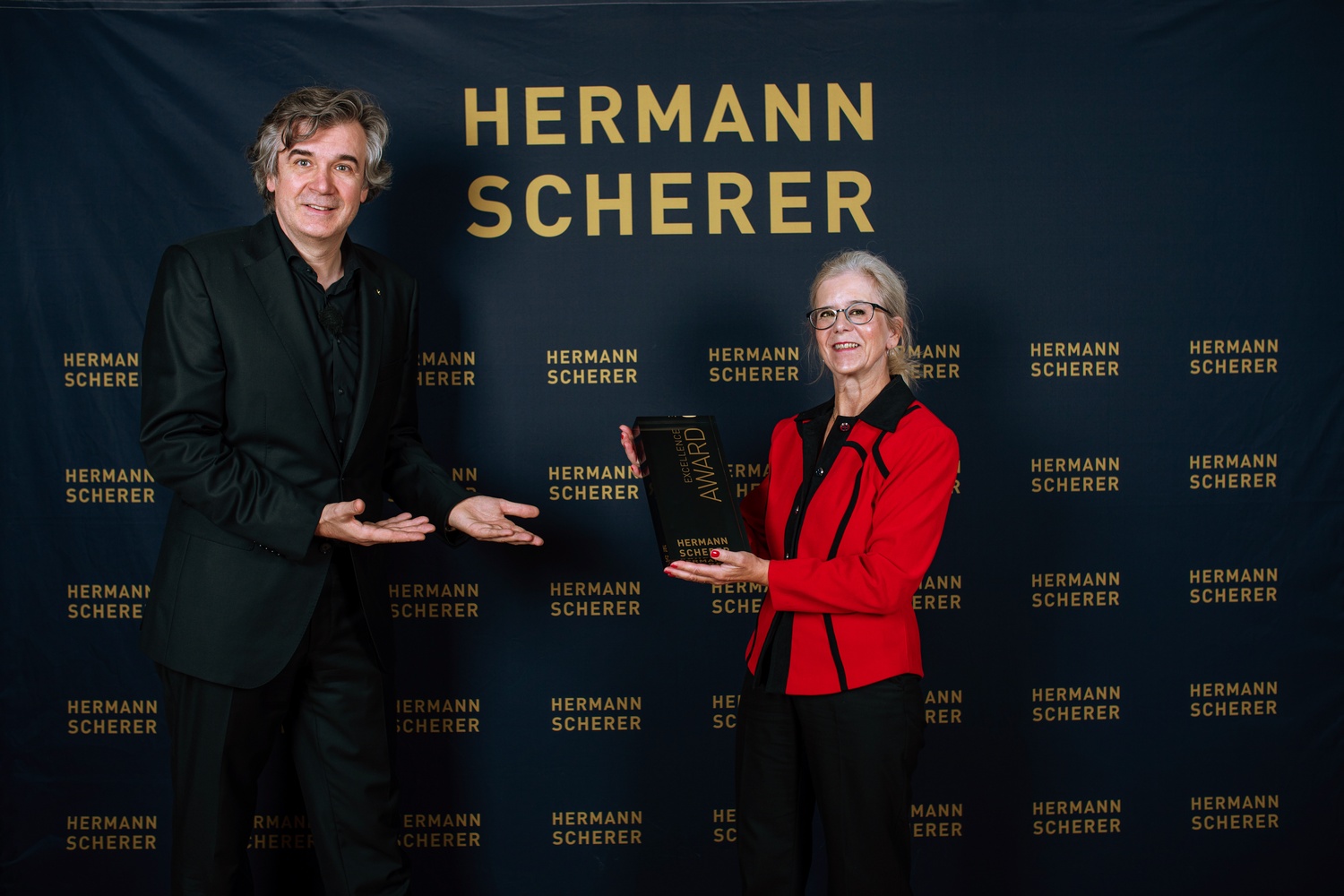 Hermann Scherer überreicht Sabine Oranien den Excellence Award 